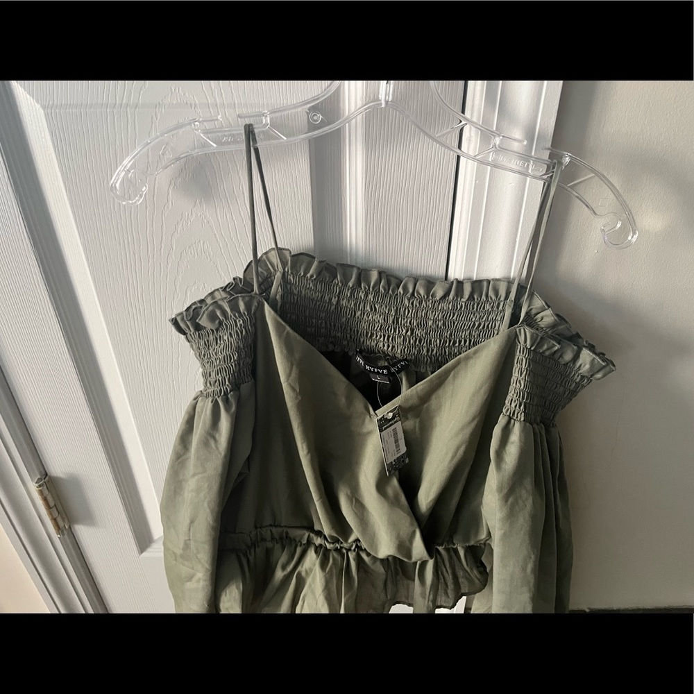 NWT HYFVE cold shoulder top with/balloon sleeves Olive size Large
